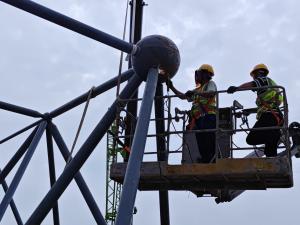 东吴网架在建项目电池车间焊接球网架火热焊接中